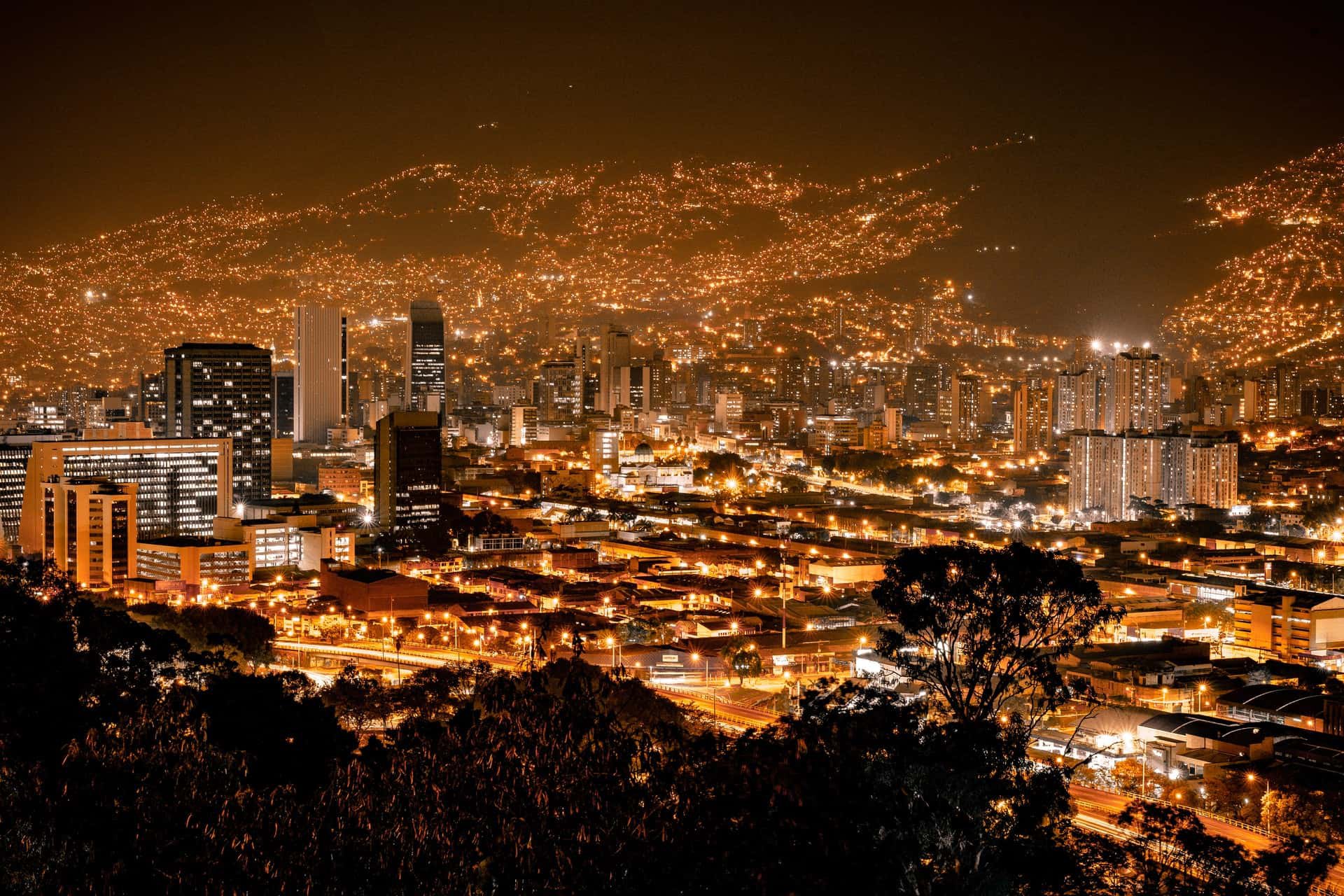 Vista nocturna de la ciudad de Medellín, Colombia