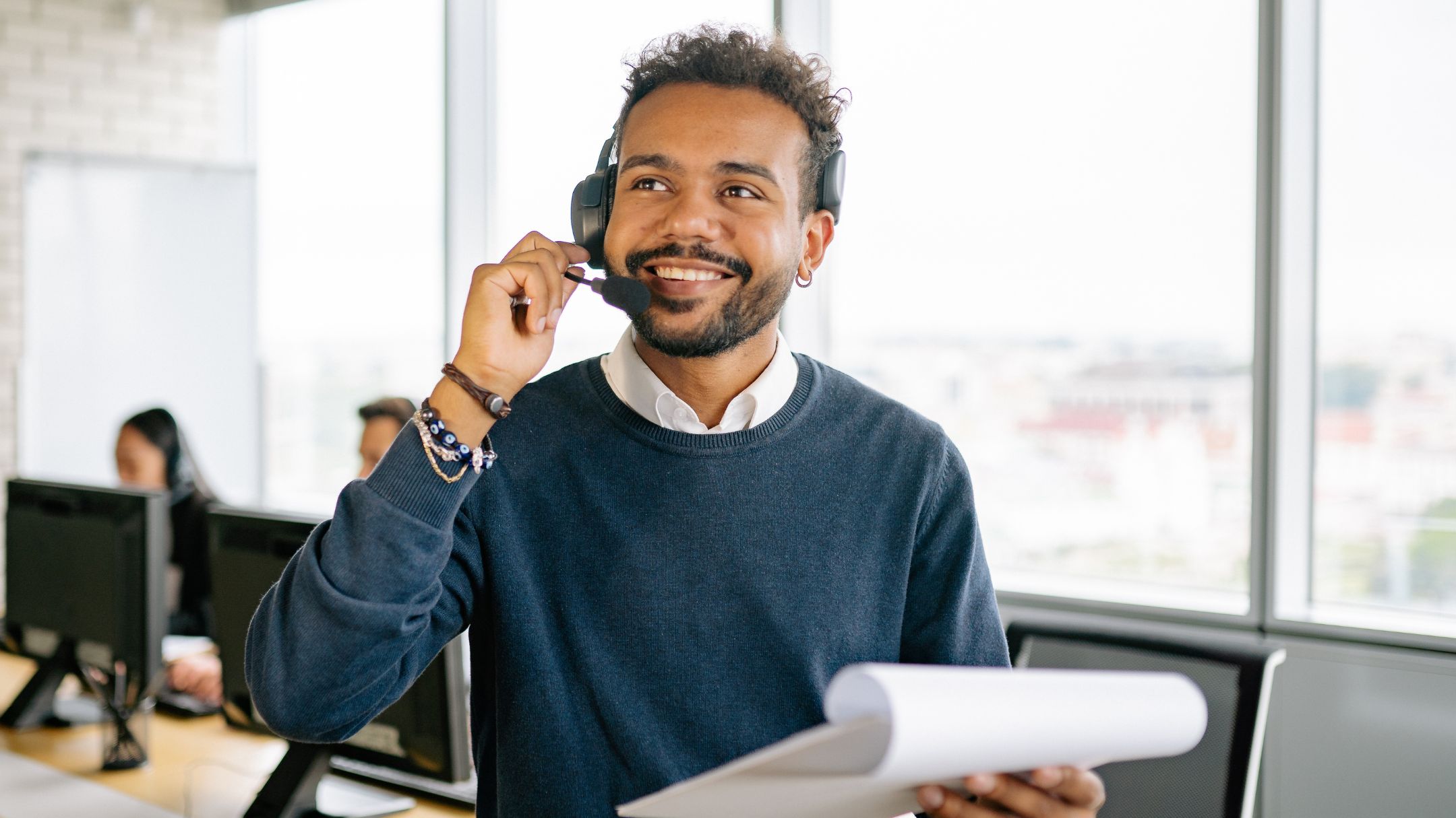 Especialista de CYBERSHIELDS Solutions atendiendo a un cliente con auriculares